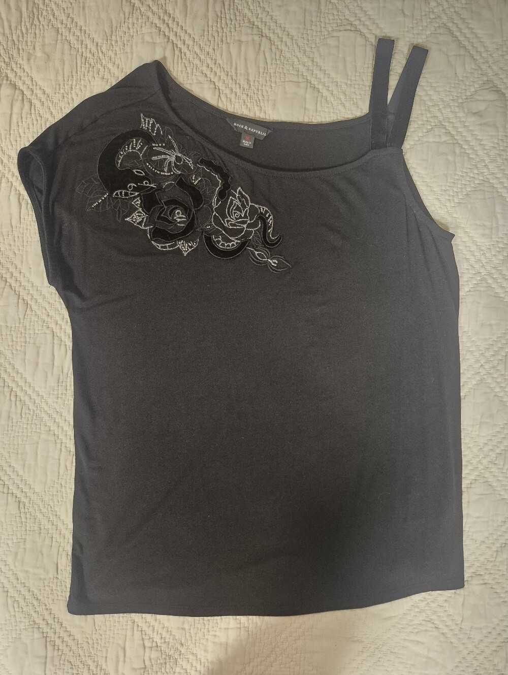 Rock & Republic Black Embroidered Floral Y2K Tee M